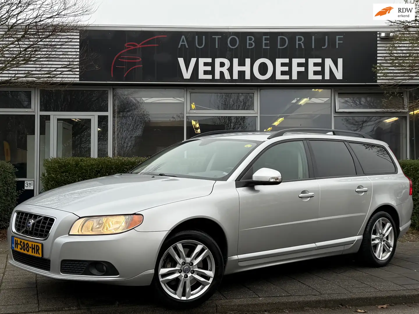 Volvo V70 2.5T Kinetic - AUTOMAAT - PARK SENS - VOLLEDIG OND Grijs - 1
