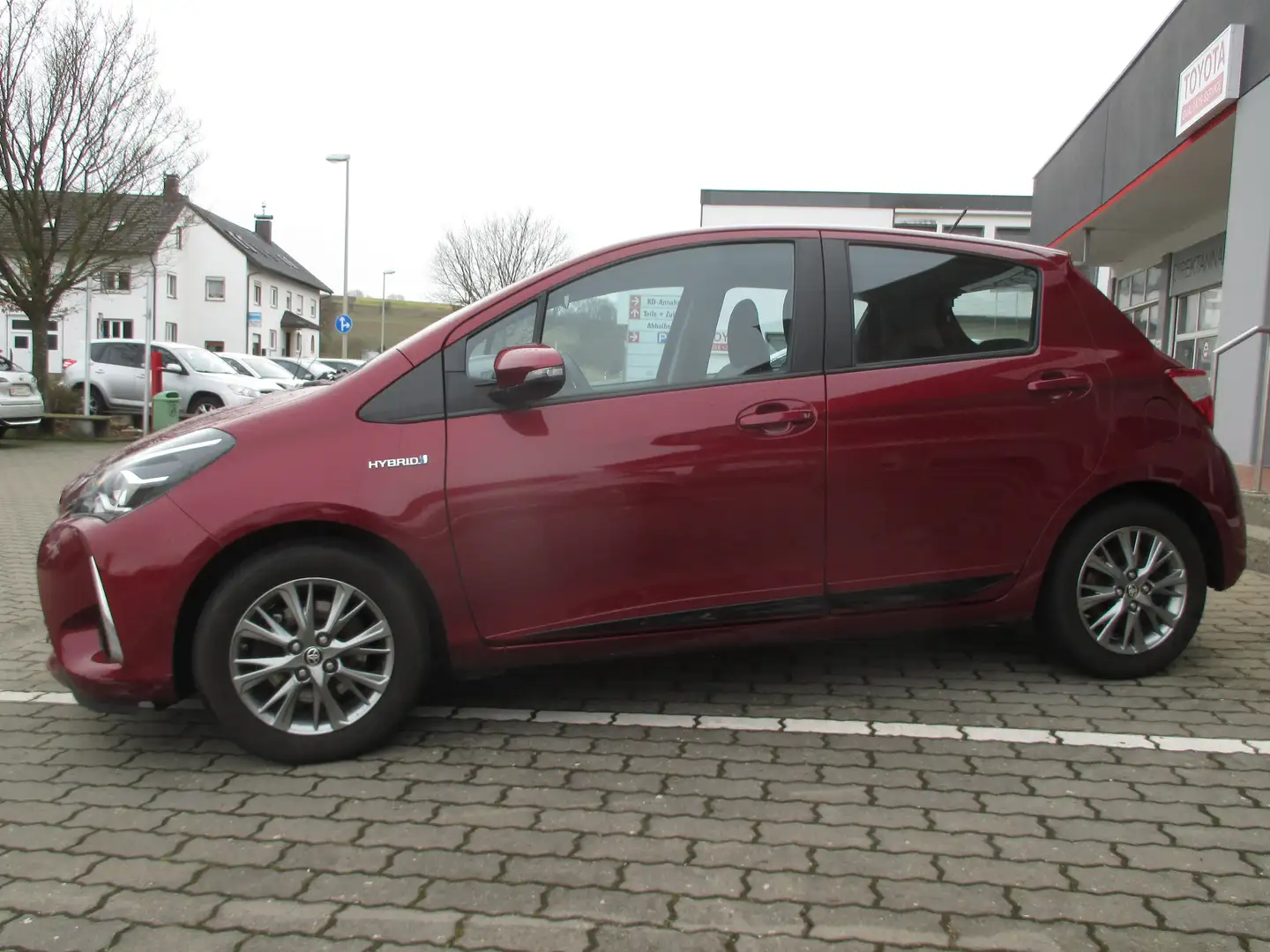 Toyota Yaris Hybrid 1.5 "Edition" m. Heckträger f. Räder Rouge - 1