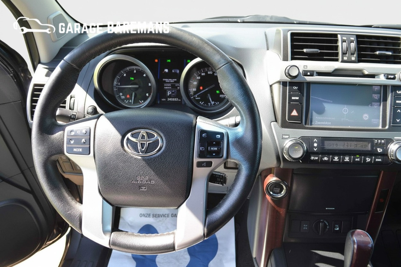 Toyota Land Cruiser 150 2.8 D-4D-F LX Window Van — photo 11