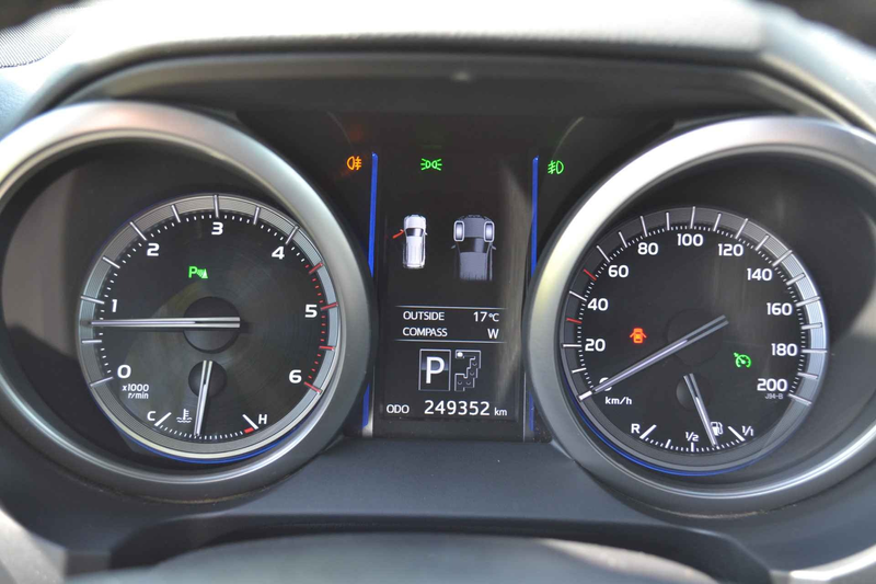 Toyota Land Cruiser 150 2.8 D-4D-F LX Window Van — photo 12