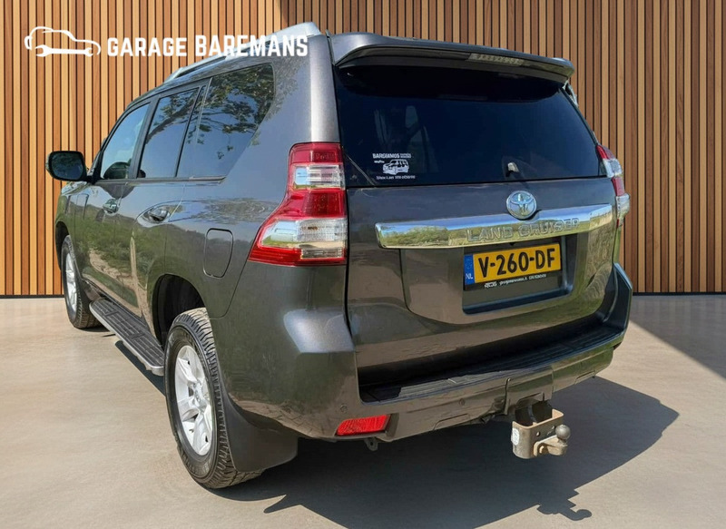 Toyota Land Cruiser 150 2.8 D-4D-F LX Window Van — photo 5