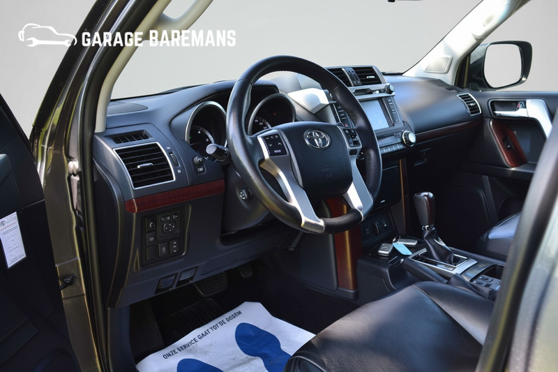 Toyota Land Cruiser 150 2.8 D-4D-F LX Window Van — photo 10