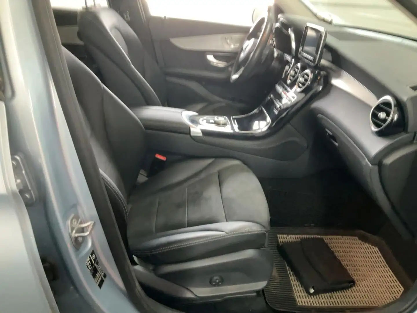 Mercedes-Benz GLC 250 4Matic AMG*1.Hand*Kamera*Panor*Distronic Stříbrná - 2