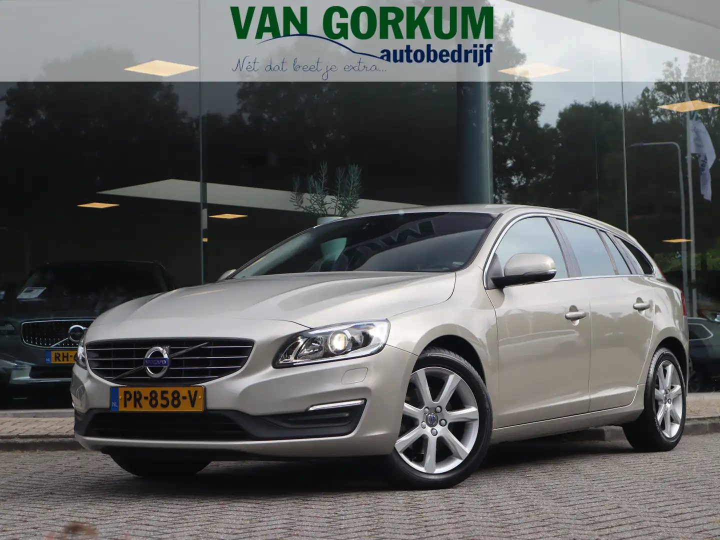 Volvo V60 1.5 T2 Nordic+ Automaat / 66.000 KM! Brown - 1