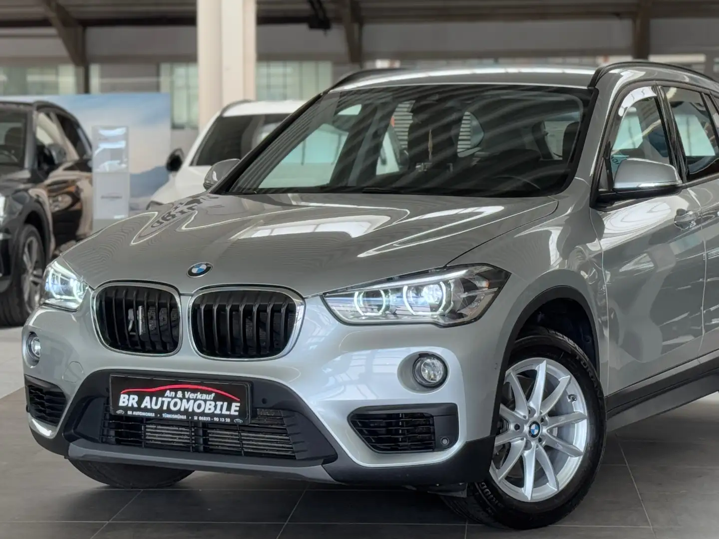 BMW X1 sDrive 20 i Advantage*LED*Navi*SR/WR*SHZ*LHZ* Grau - 2