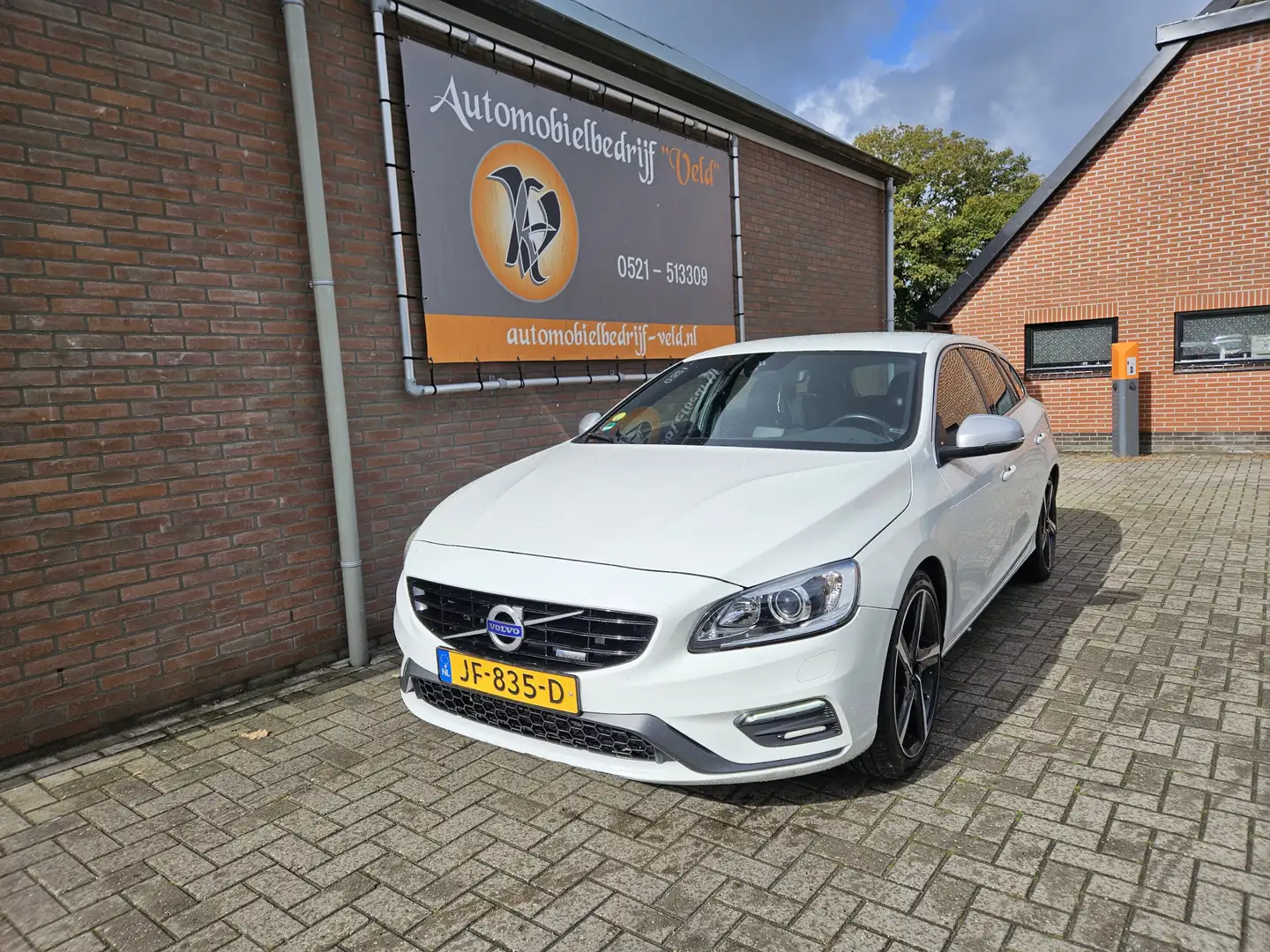 Volvo V60 2.0 D3 R-Design Business Wit - 1