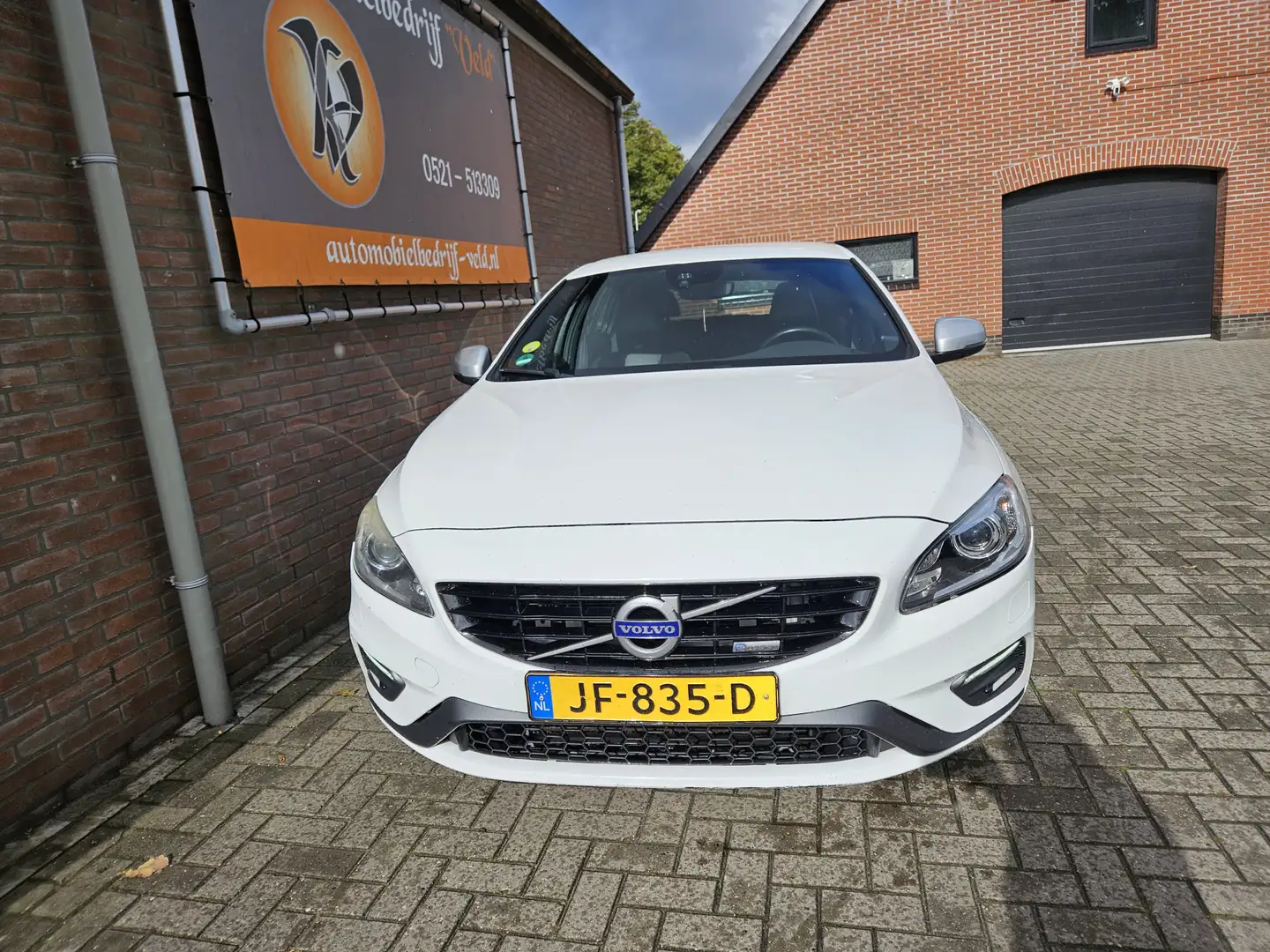 Volvo V60 2.0 D3 R-Design Business Wit - 2