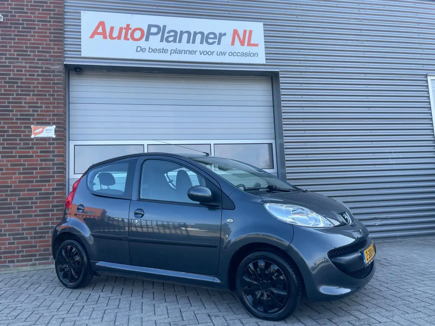 Peugeot 107 1.0-12V XR! 5-Deurs! Airco! APK 03-2026! Grijs - 2