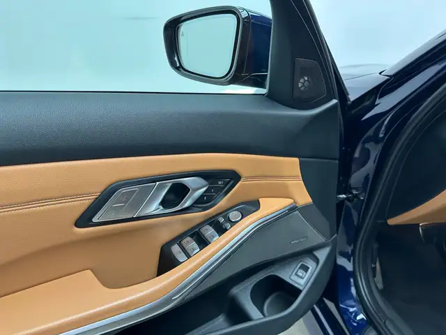 BMW 3 Series view 28