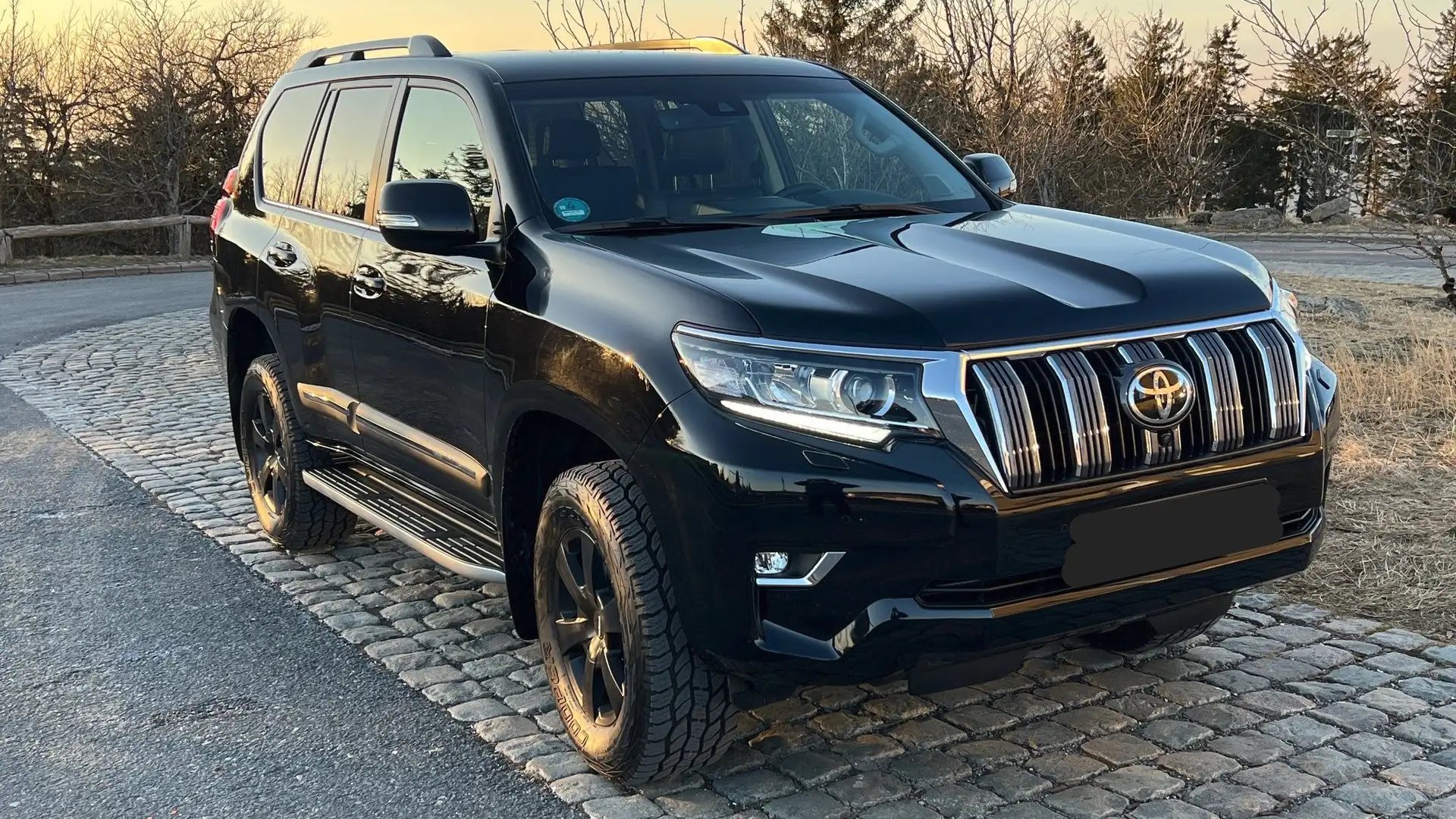 Toyota Land Cruiser LC 2.8 D-4D Exec., AKH, 8-fach bereift, Kimaautom. Noir - 1