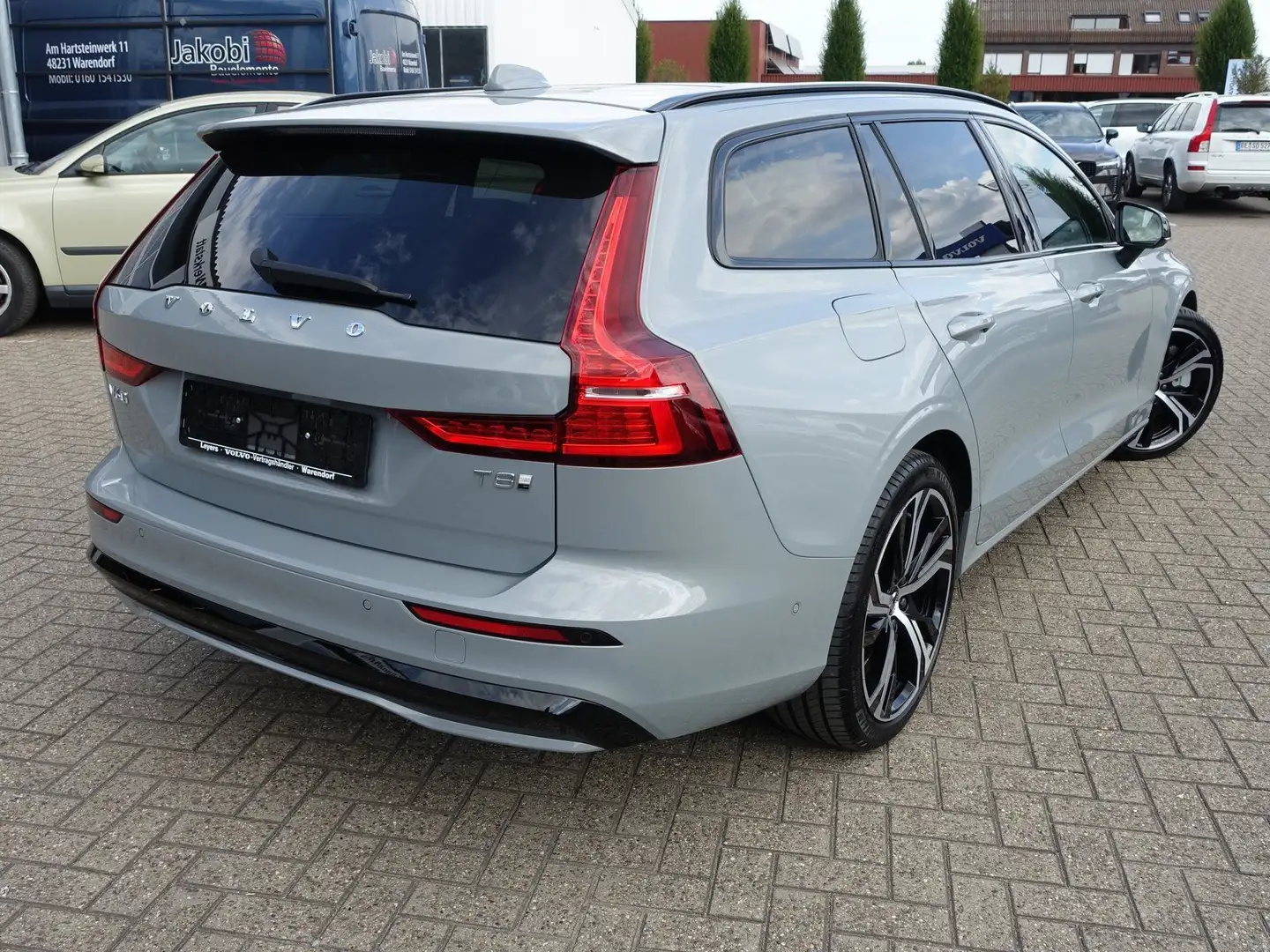 Volvo V60 T8 AWD Twin Engine Ultra Dark/Massage/360° Grau - 2