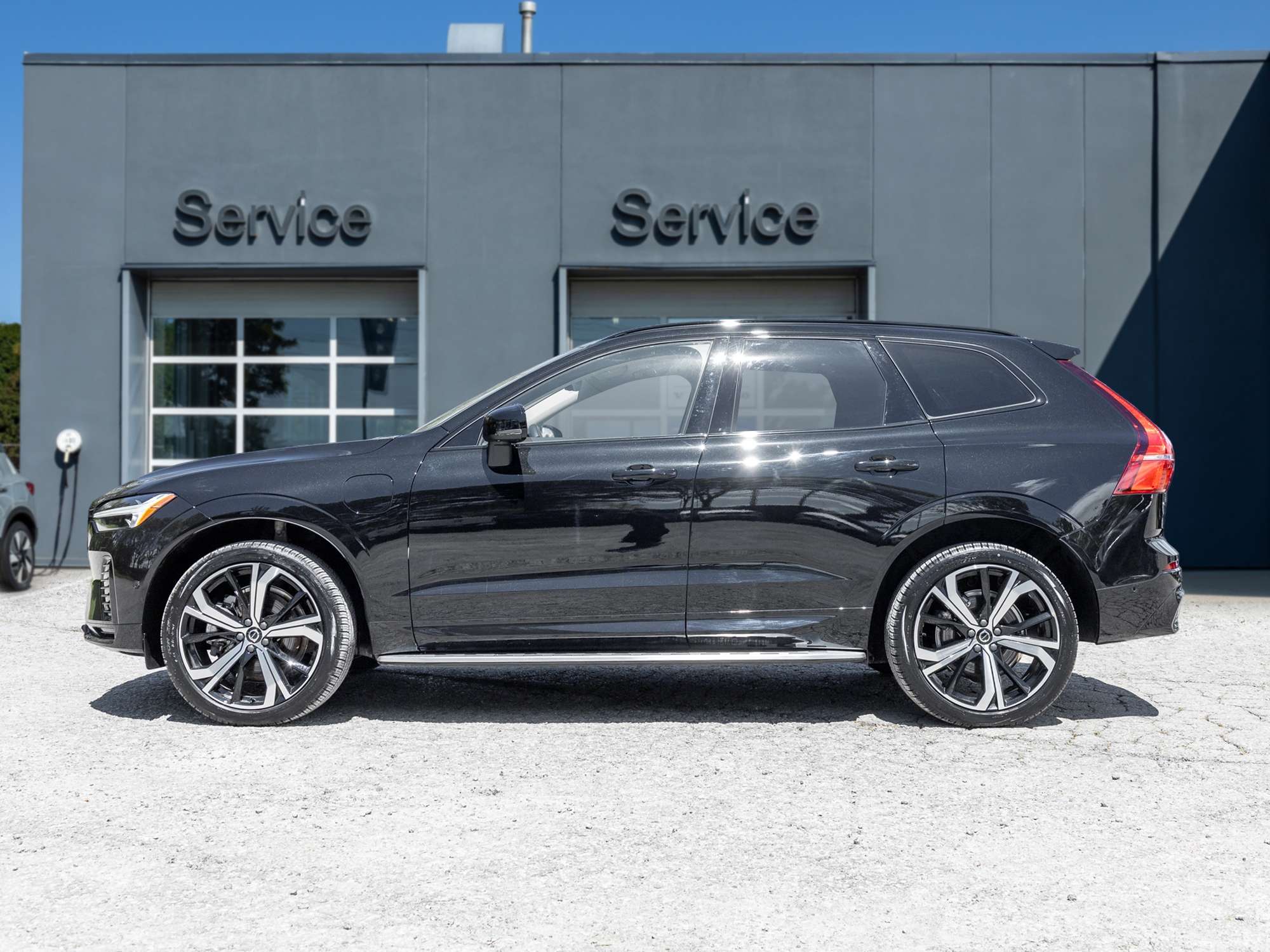 2025 Volvo XC60 T8 AWD ULTRA LOW MILEAGE |21"WHEELS |HARMAN KARDON alt 3