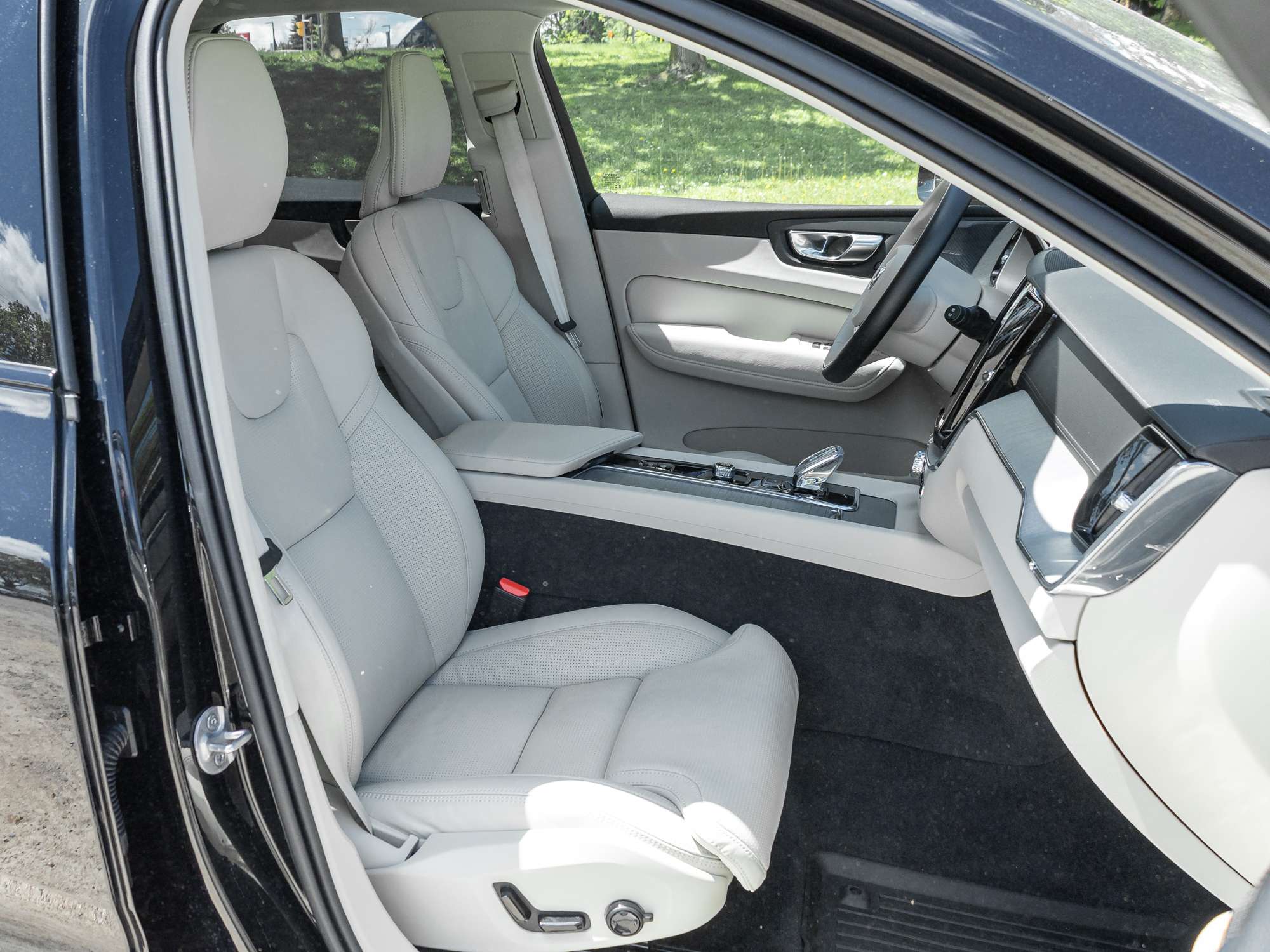 2025 Volvo XC60 T8 AWD ULTRA LOW MILEAGE |21"WHEELS |HARMAN KARDON thumb 26