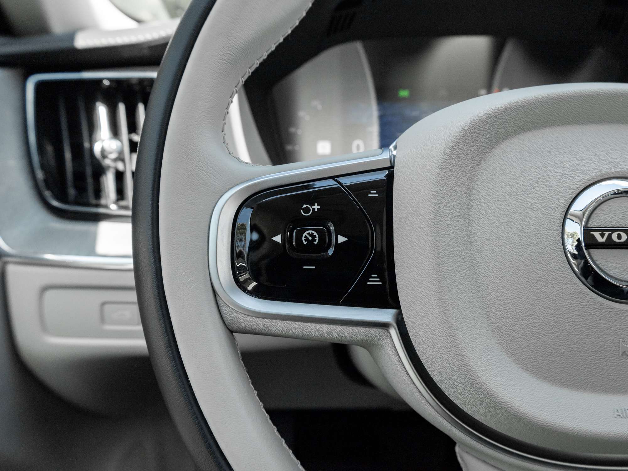 2025 Volvo XC60 T8 AWD ULTRA LOW MILEAGE |21"WHEELS |HARMAN KARDON thumb 12