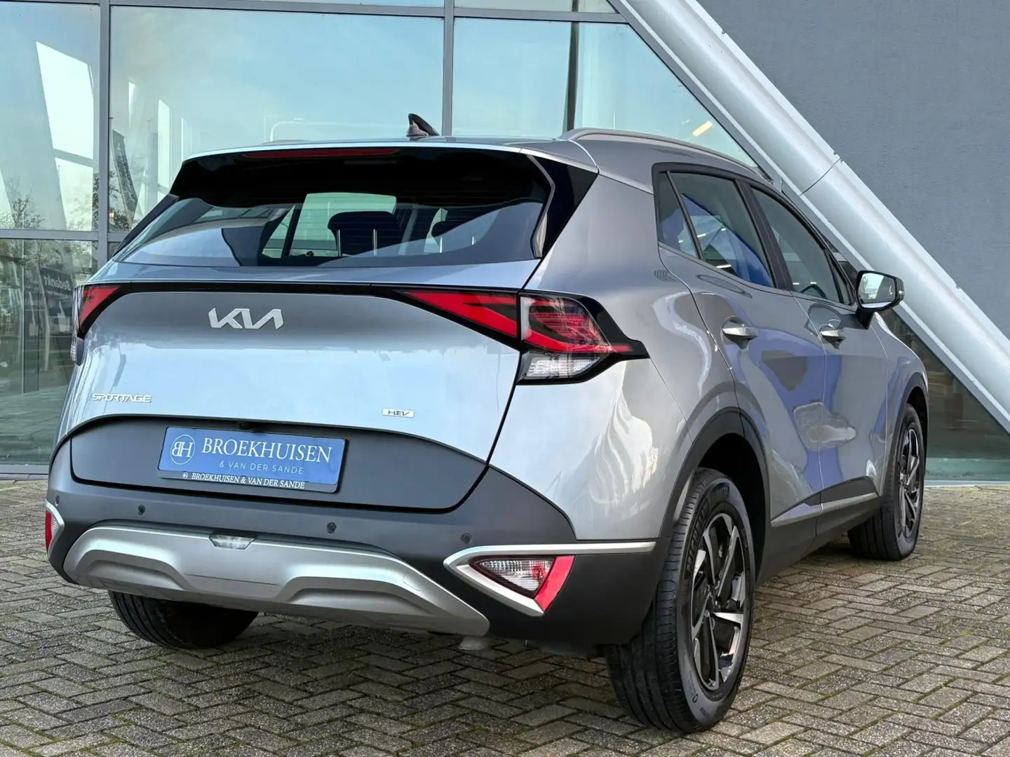 Kia Sportage 1.6 T-GDi Hybrid DynamicLine HEV 230pk Automaat / Grijs - 2