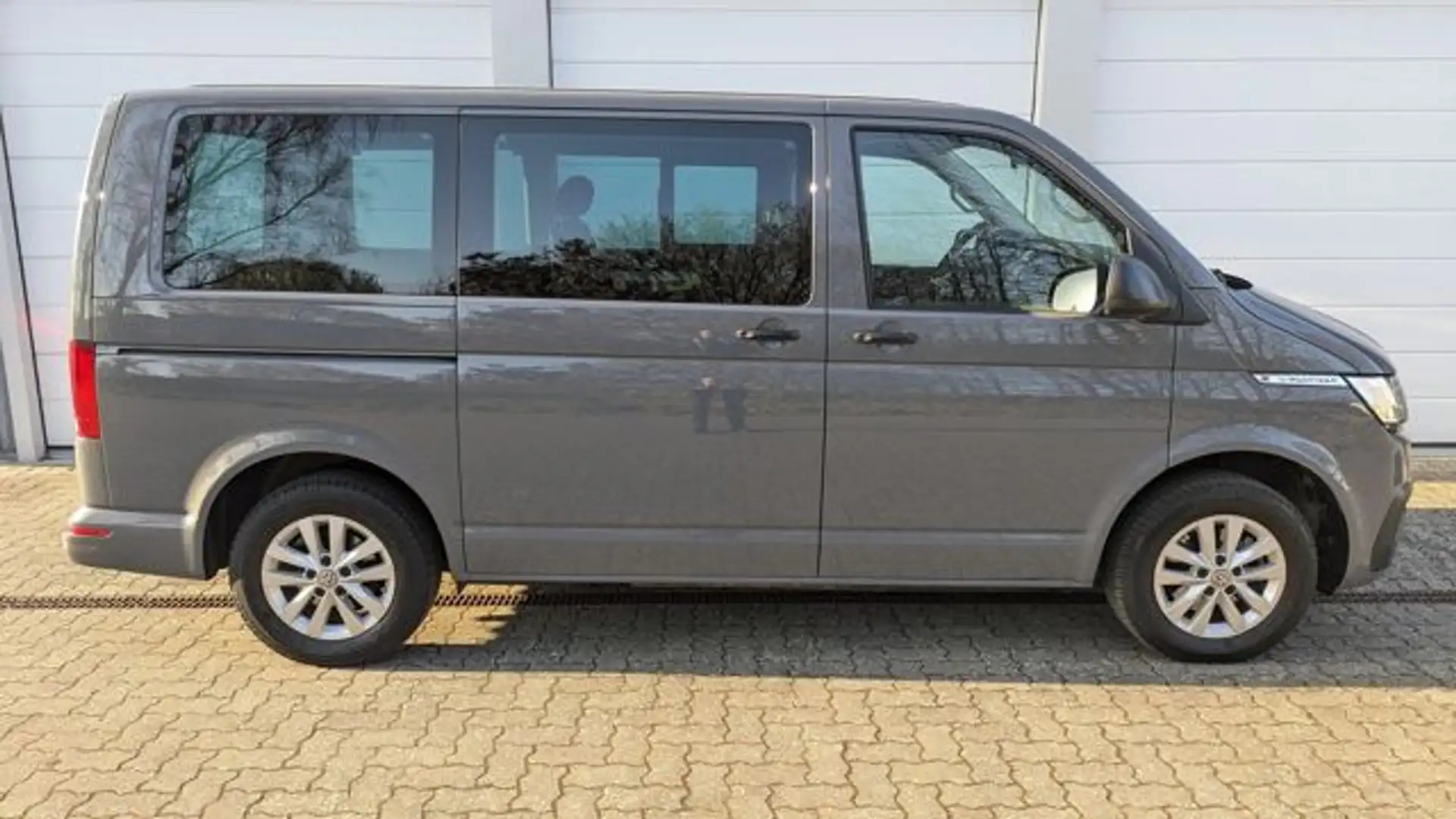 Volkswagen T6.1 Multivan Family 2.0 TDI*7 Sitze*1 Hand* Grau - 2