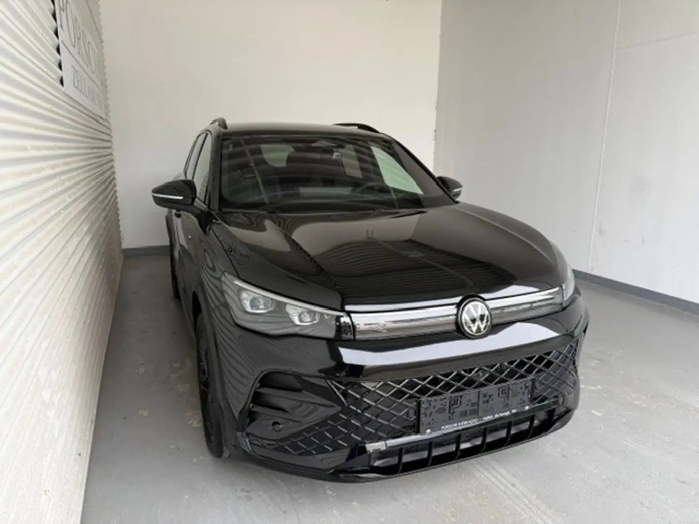 Volkswagen Tiguan R-Line TSI 4MOTION DSG Schwarz - 2
