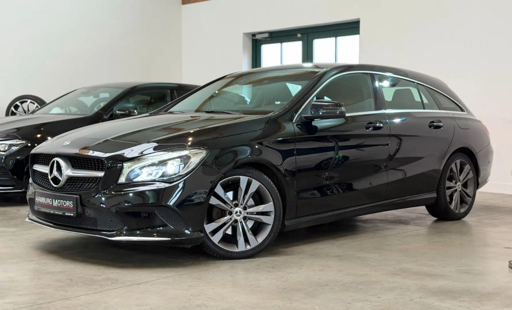 Mercedes-Benz CLA 180 CGI Shooting Brake 8G-DCT Urban 122PS Noir - 2