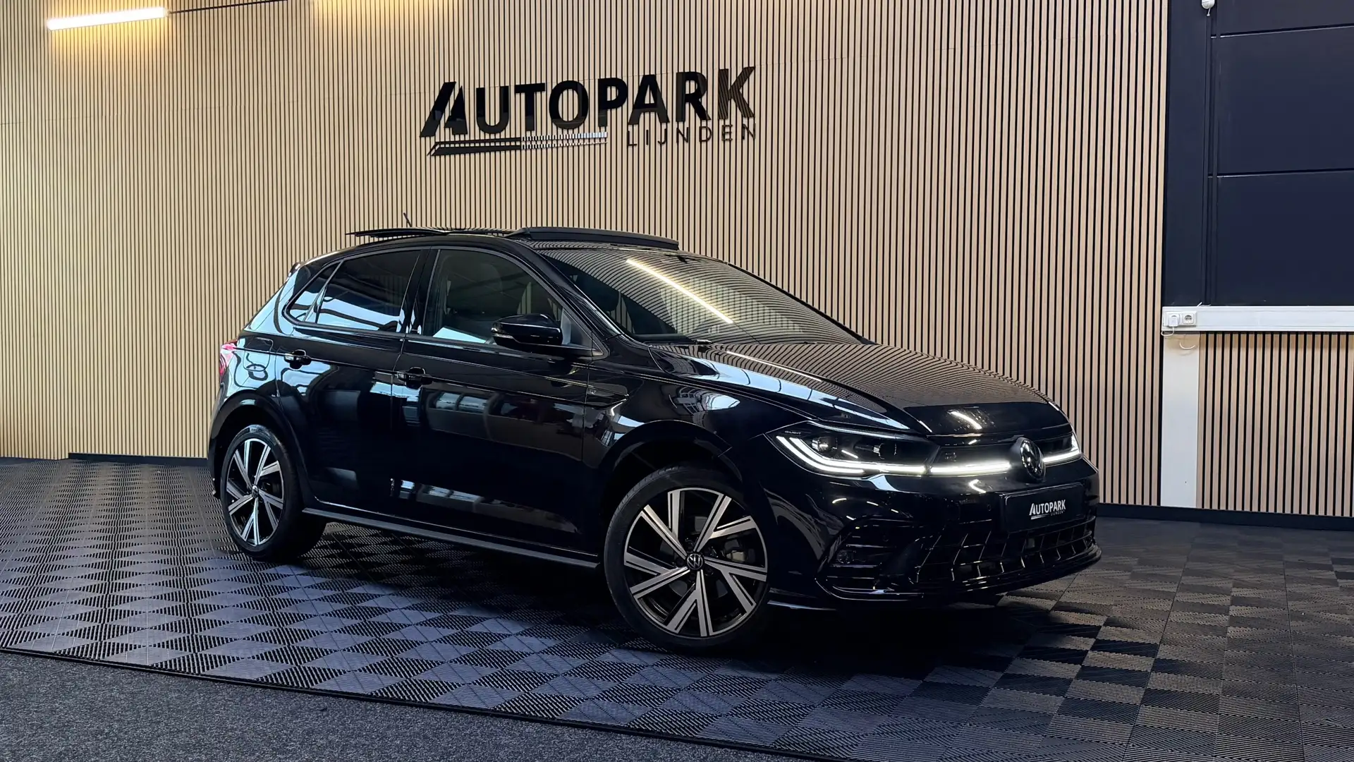 Volkswagen Polo 1.0 TSI 3x R-Line PANO/IQ LIGHTS/KEYLESS/VIRTUAL/C Noir - 1