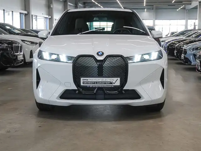 BMW Ix view 3