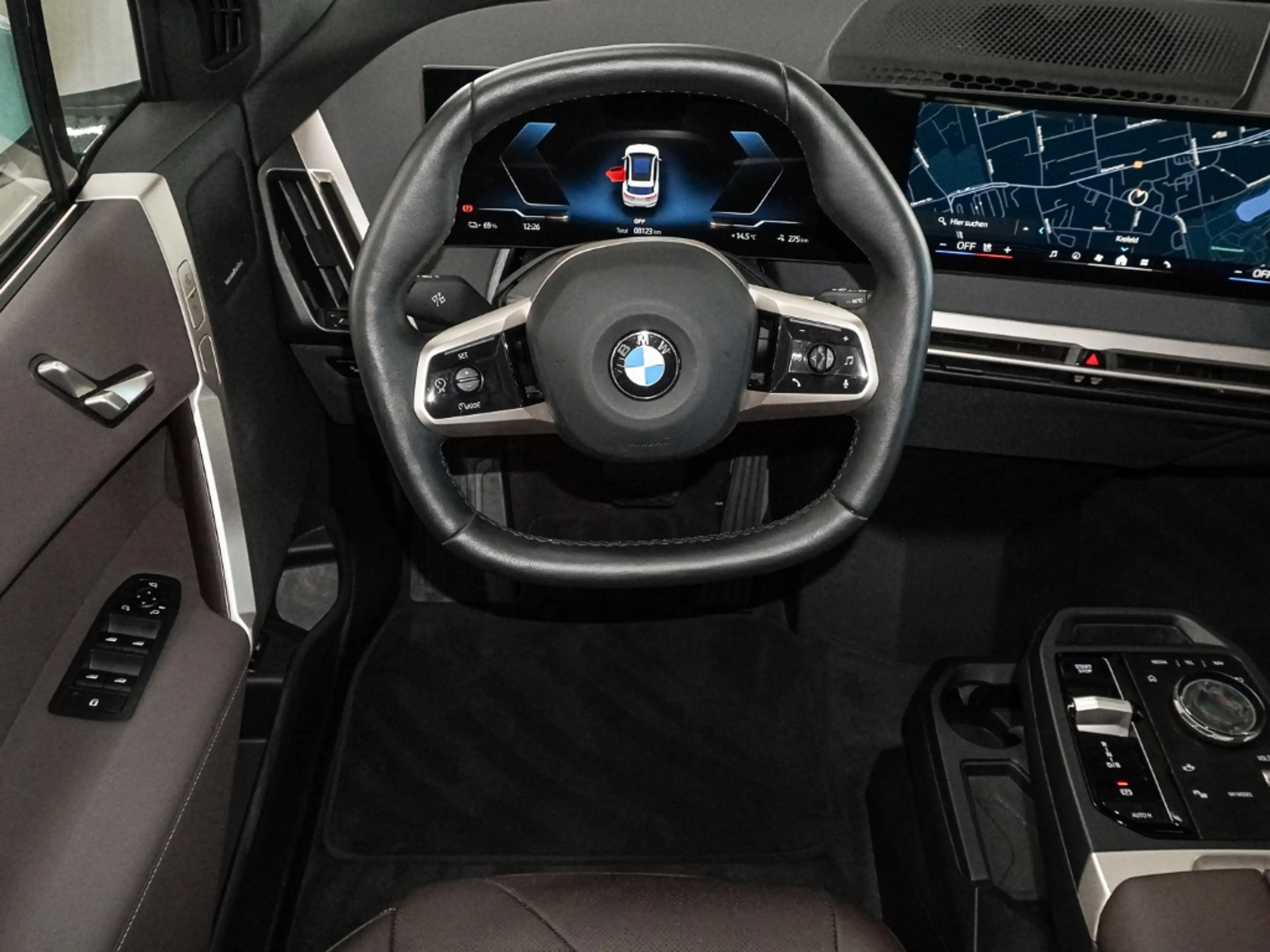 BMW iX xDRIVE45 Park-Assistent HUD StandHZG AHK-klappbar — photo 11