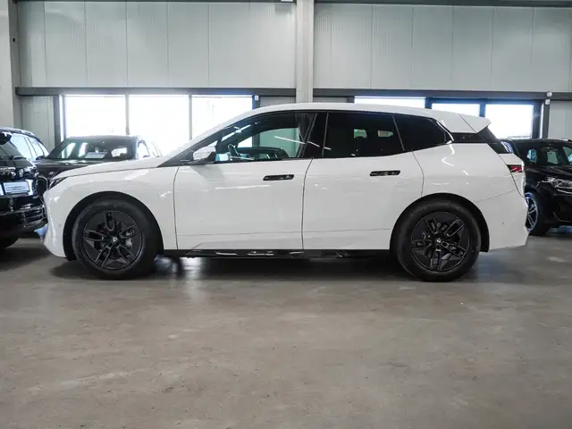 BMW Ix view 4
