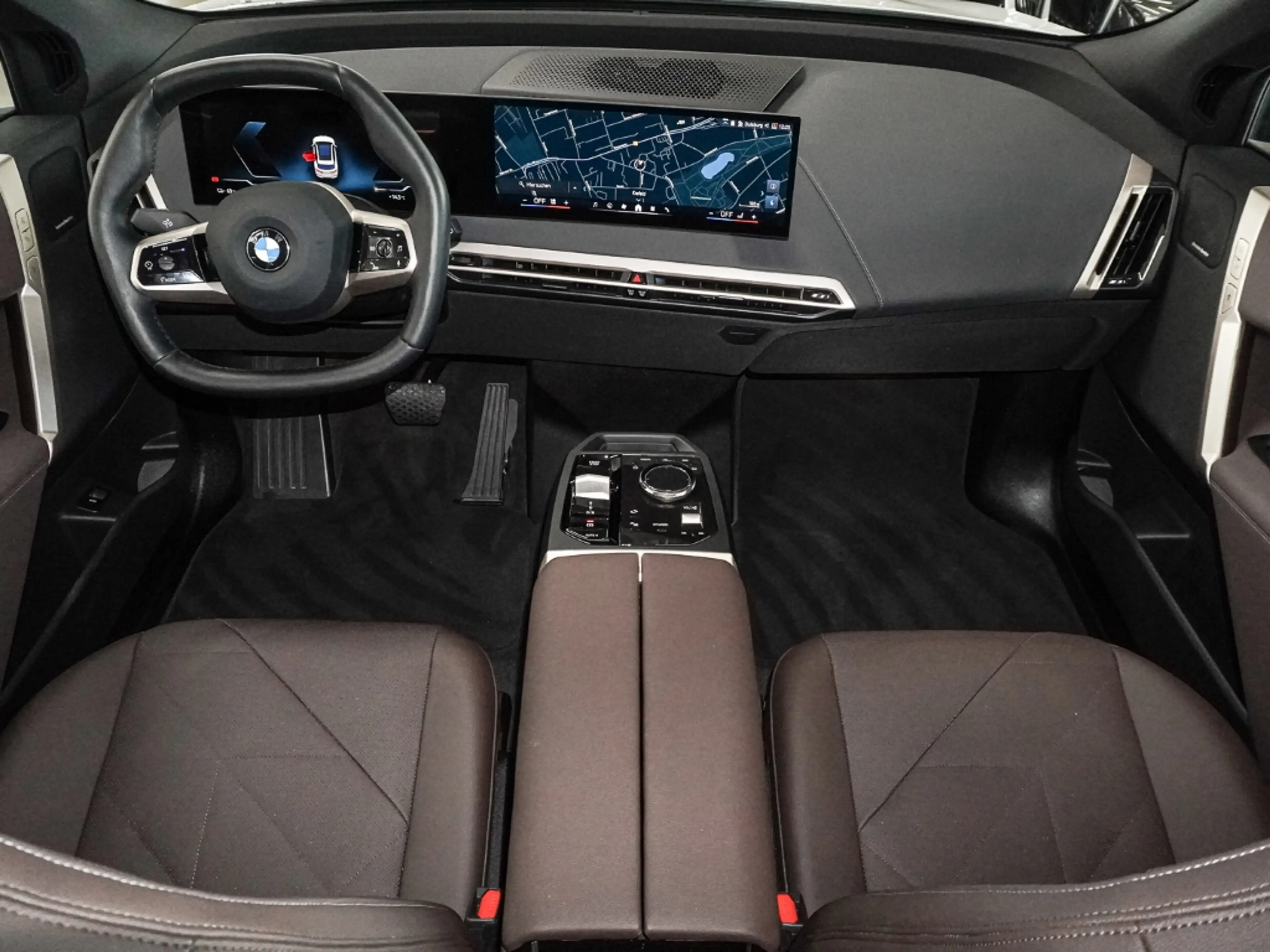 BMW iX xDRIVE45 Park-Assistent HUD StandHZG AHK-klappbar — photo 10
