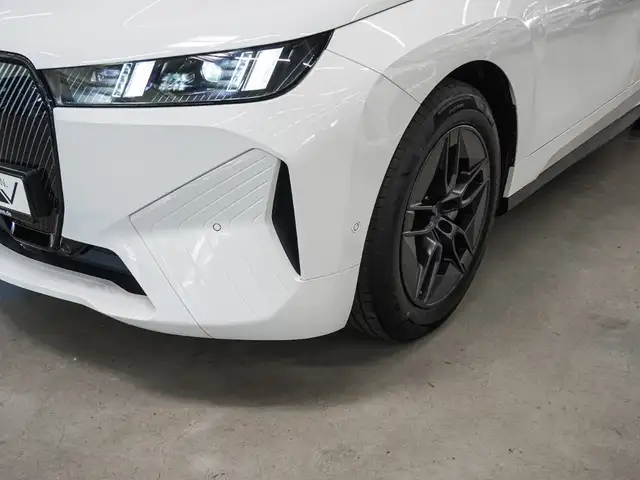 BMW Ix view 6