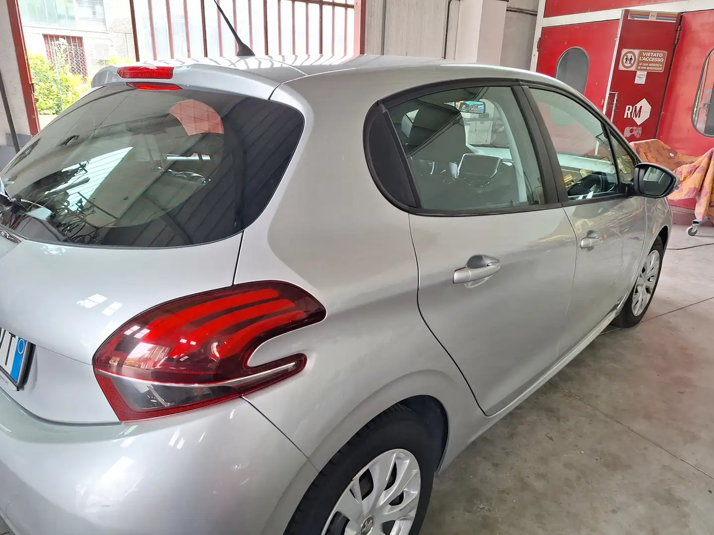 Peugeot 208 1.2 puretech Active Zilver - 2