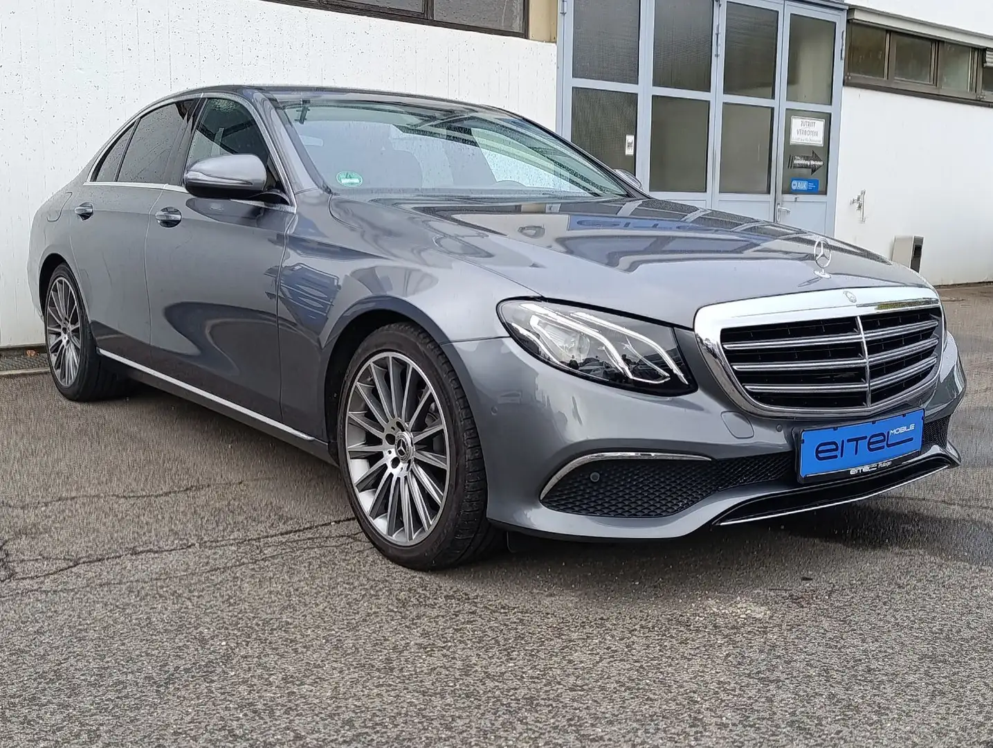 Mercedes-Benz E 200 Lim. Exclusive Navi LED Kamera Ambiente Grau - 2