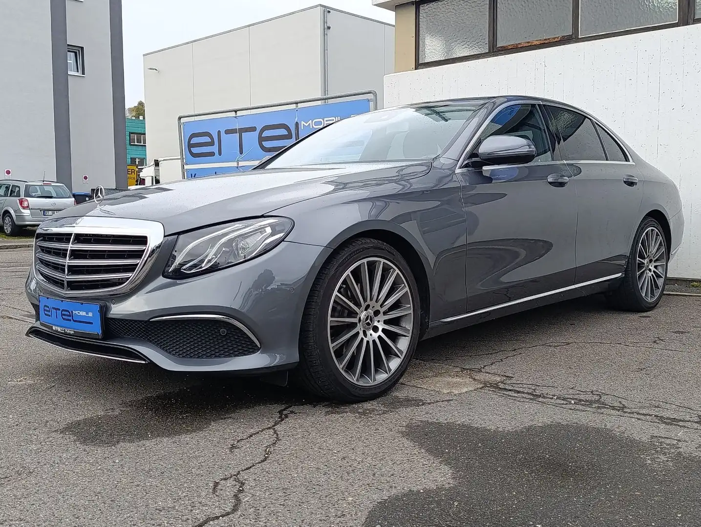 Mercedes-Benz E 200 Lim. Exclusive Navi LED Kamera Ambiente Grau - 1