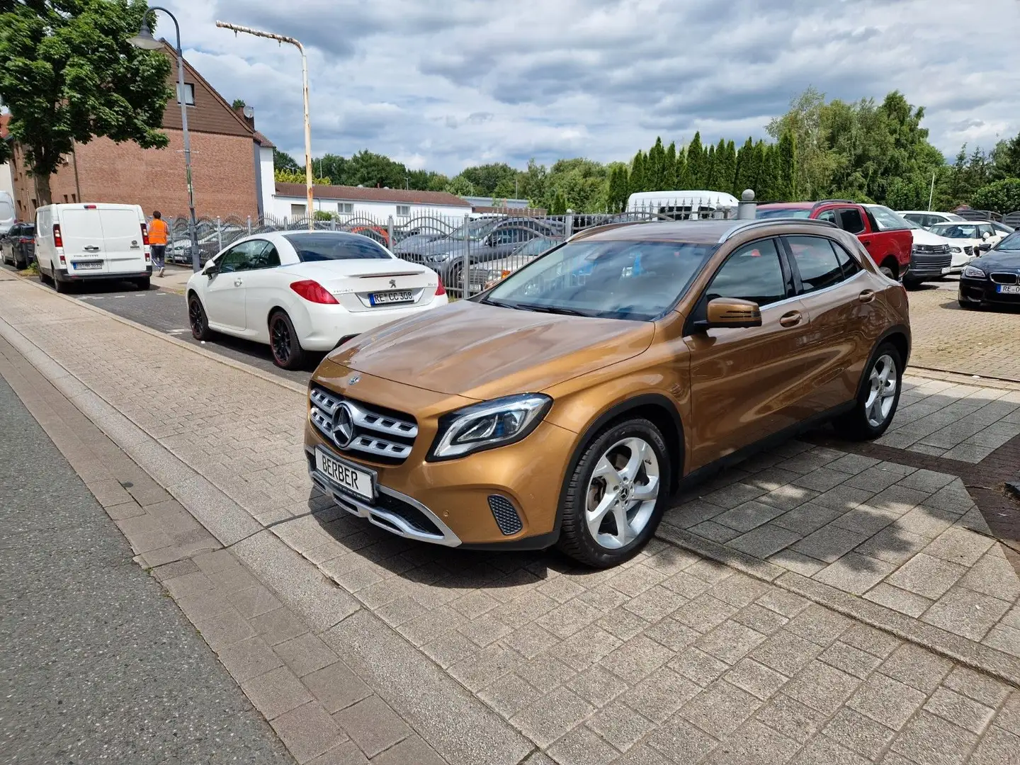Mercedes-Benz GLA 250 Urban-Line*LED*360°*LEDER*AHK*TEMP*PDC Beige - 1