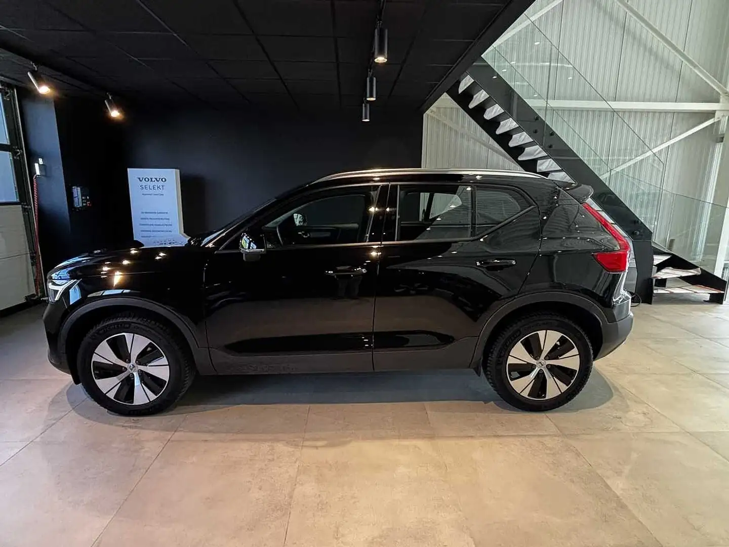 Volvo XC40 Core, B3 Mild hybrid, Benzine Zwart - 2