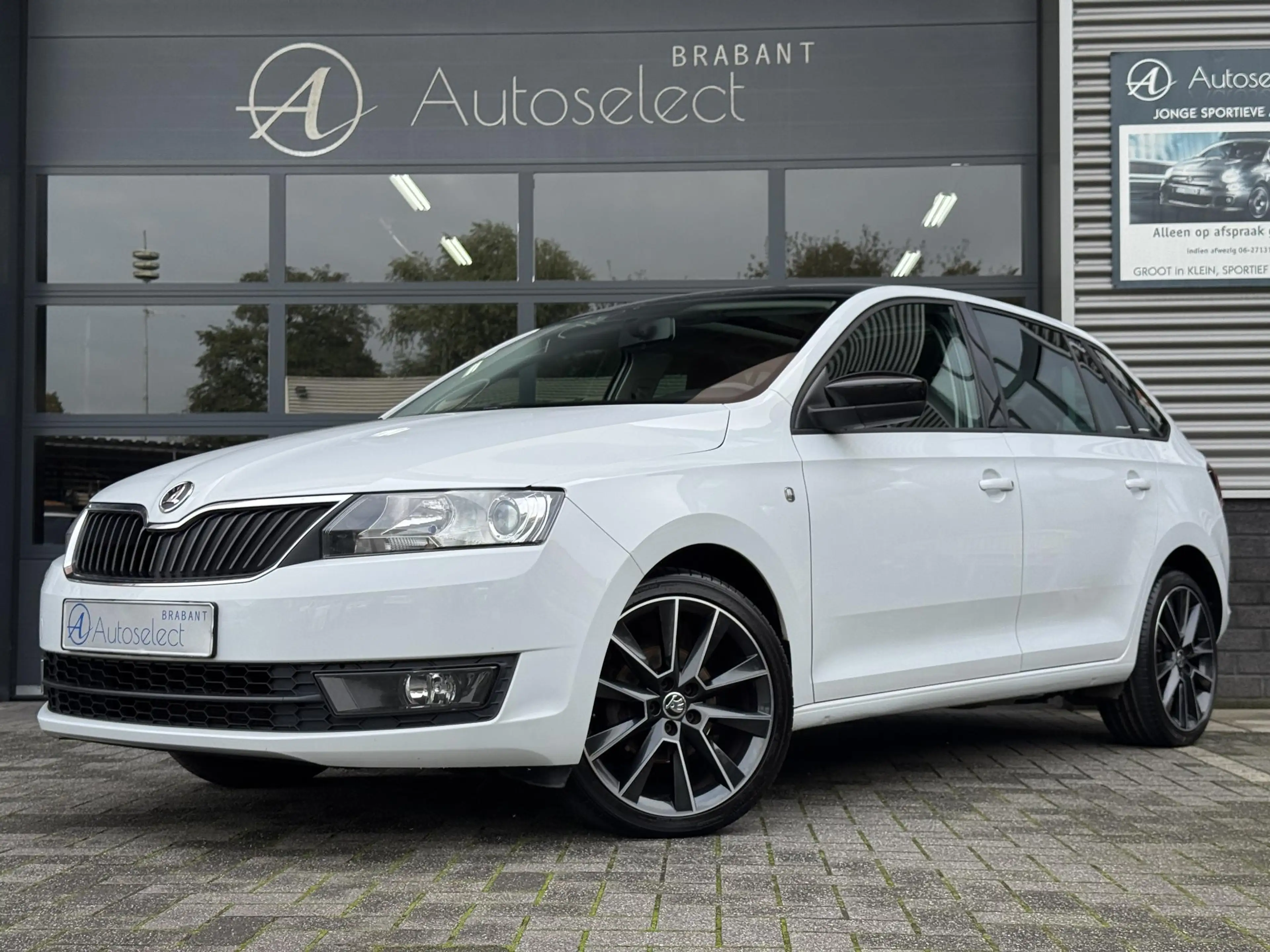 Skoda Rapid/Spaceback 1.2 TSI Greentech Elegance Pano | 17" LMV
