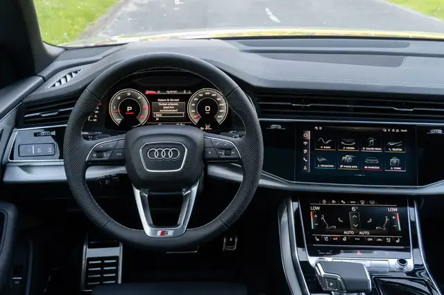 Audi Q8 view 8