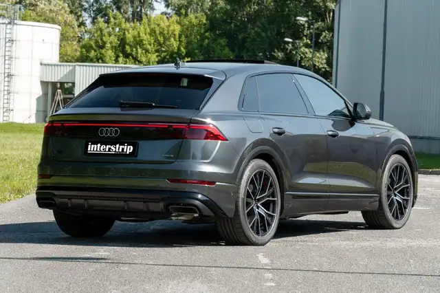 Audi Q8 view 4