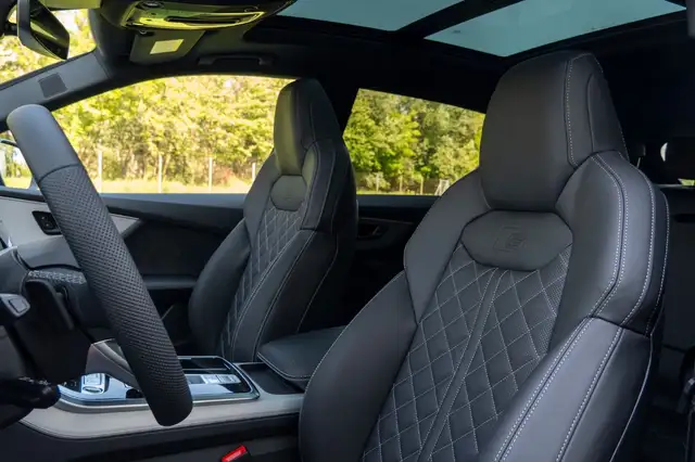 Audi Q8 view 12