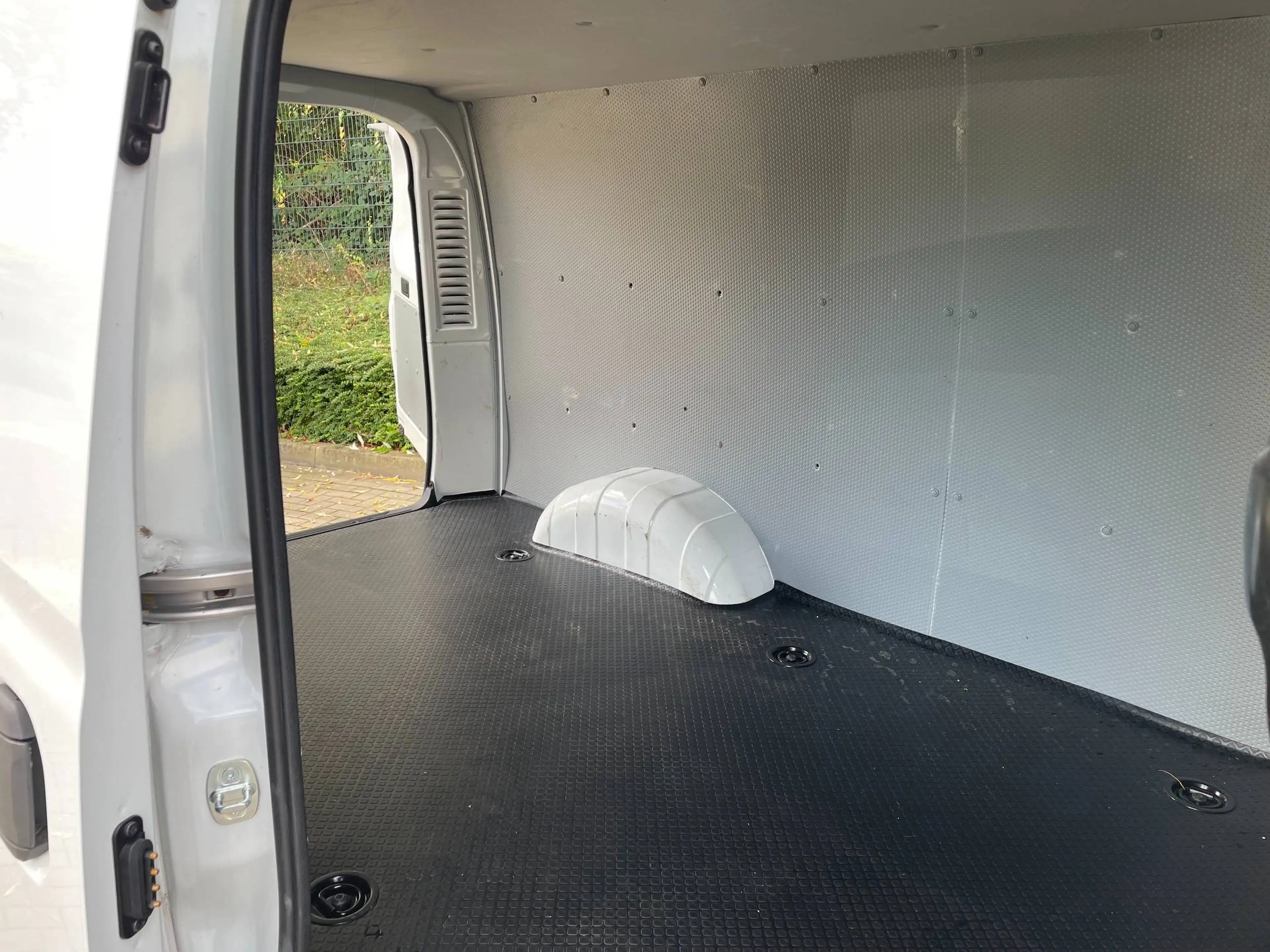 Maxus eDeliver 3 Elektro Transporter — photo 6