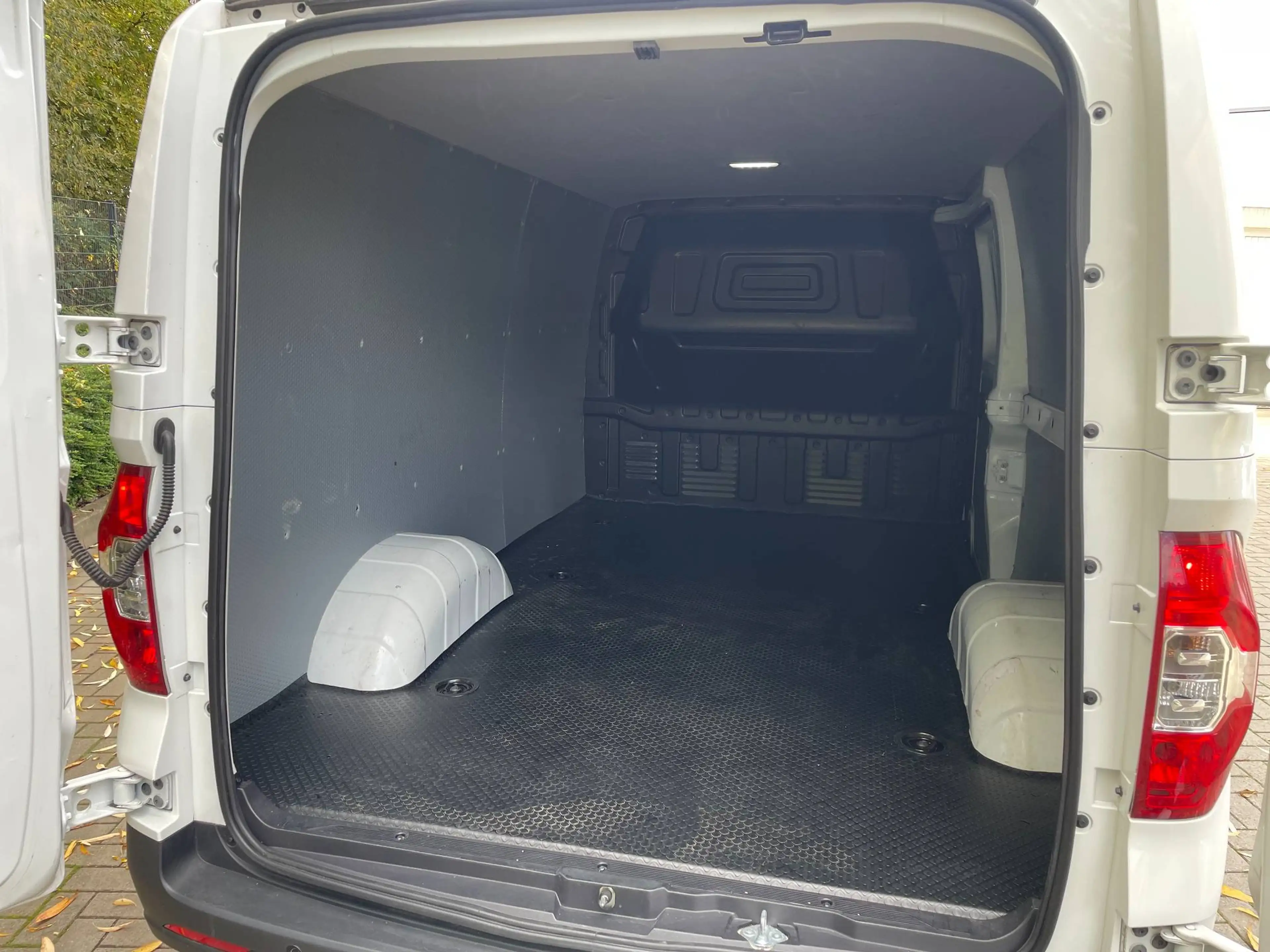 Maxus eDeliver 3 Elektro Transporter — photo 5