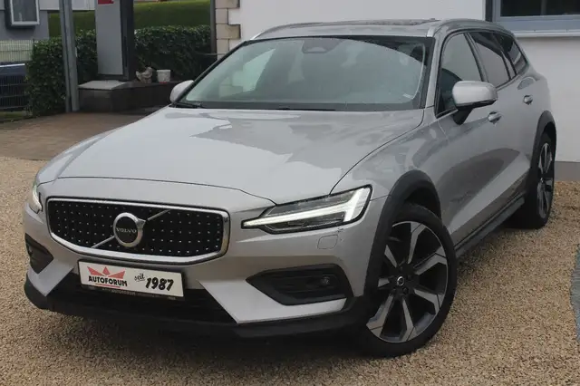 Volvo V60 Cross Country Plus B5 AWD~Pano~Kamera~Sitzlu