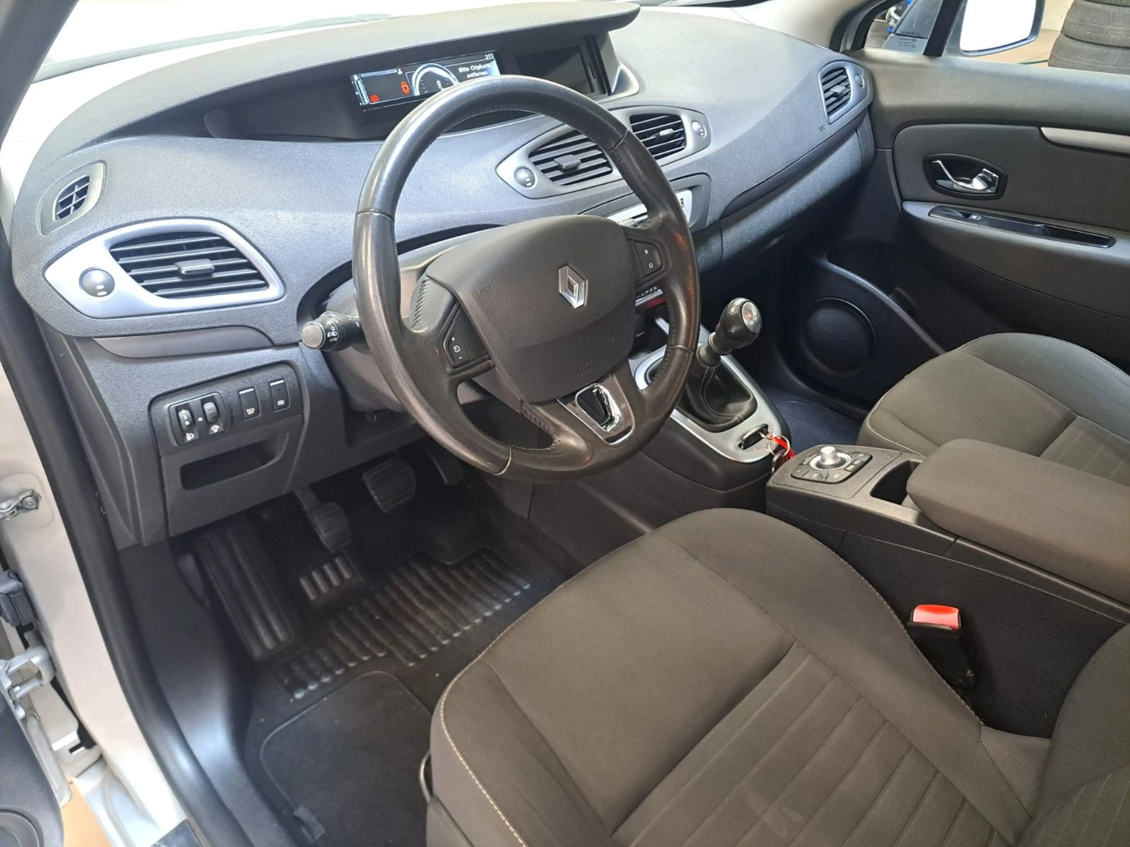 Renault Grand Scenic 1,5 / 7SITZER / LM / USB / LED / — photo 9