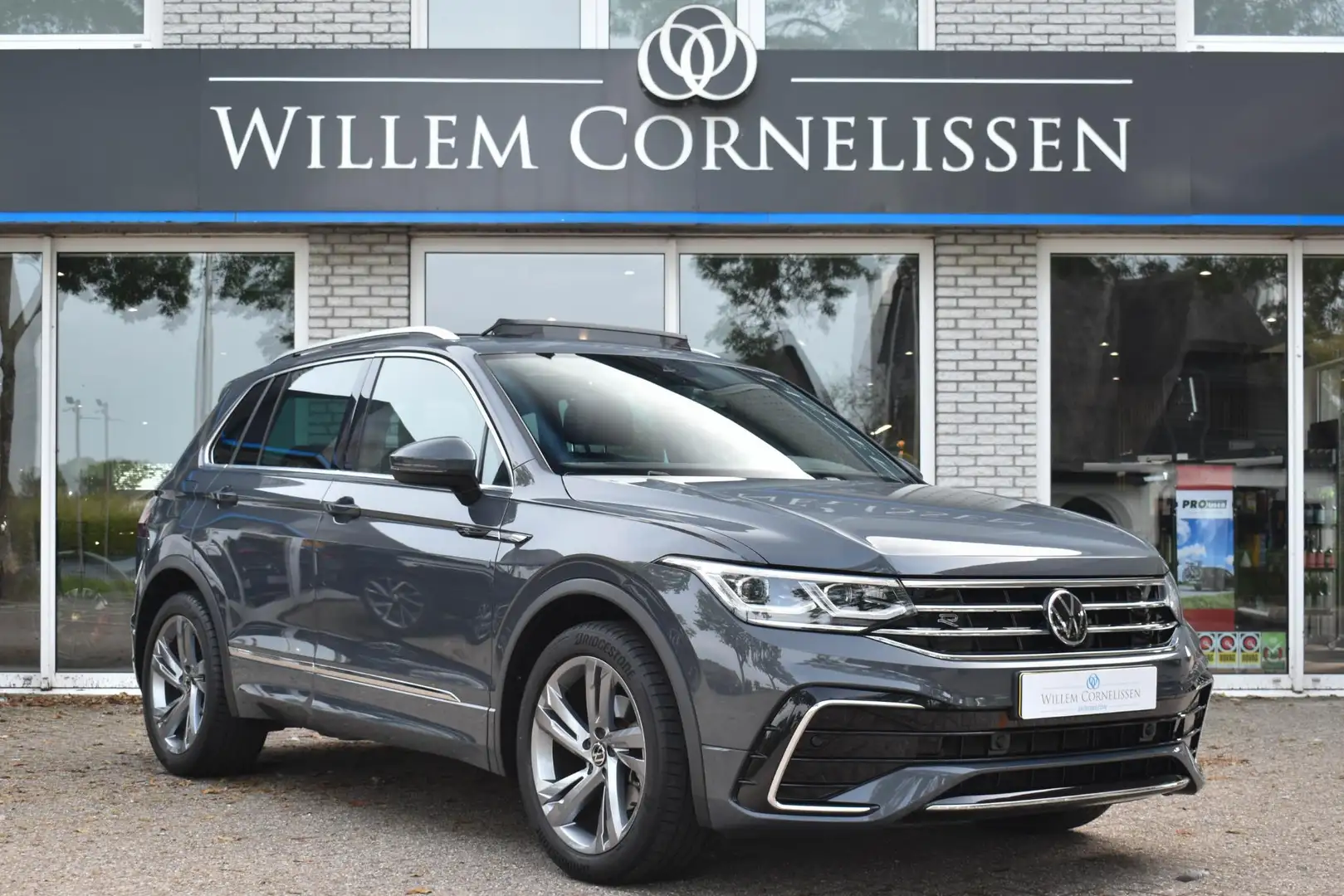 Volkswagen Tiguan 1.5 TSI R-Line Business+ Pano Trekhaak IQ Light Gris - 2