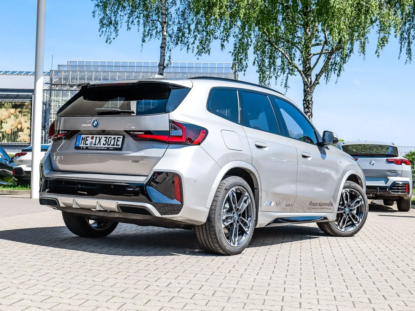 BMW iX1 xDrive30 M Sport PANO ACC AHK RFK NAVI LED Szary - 2