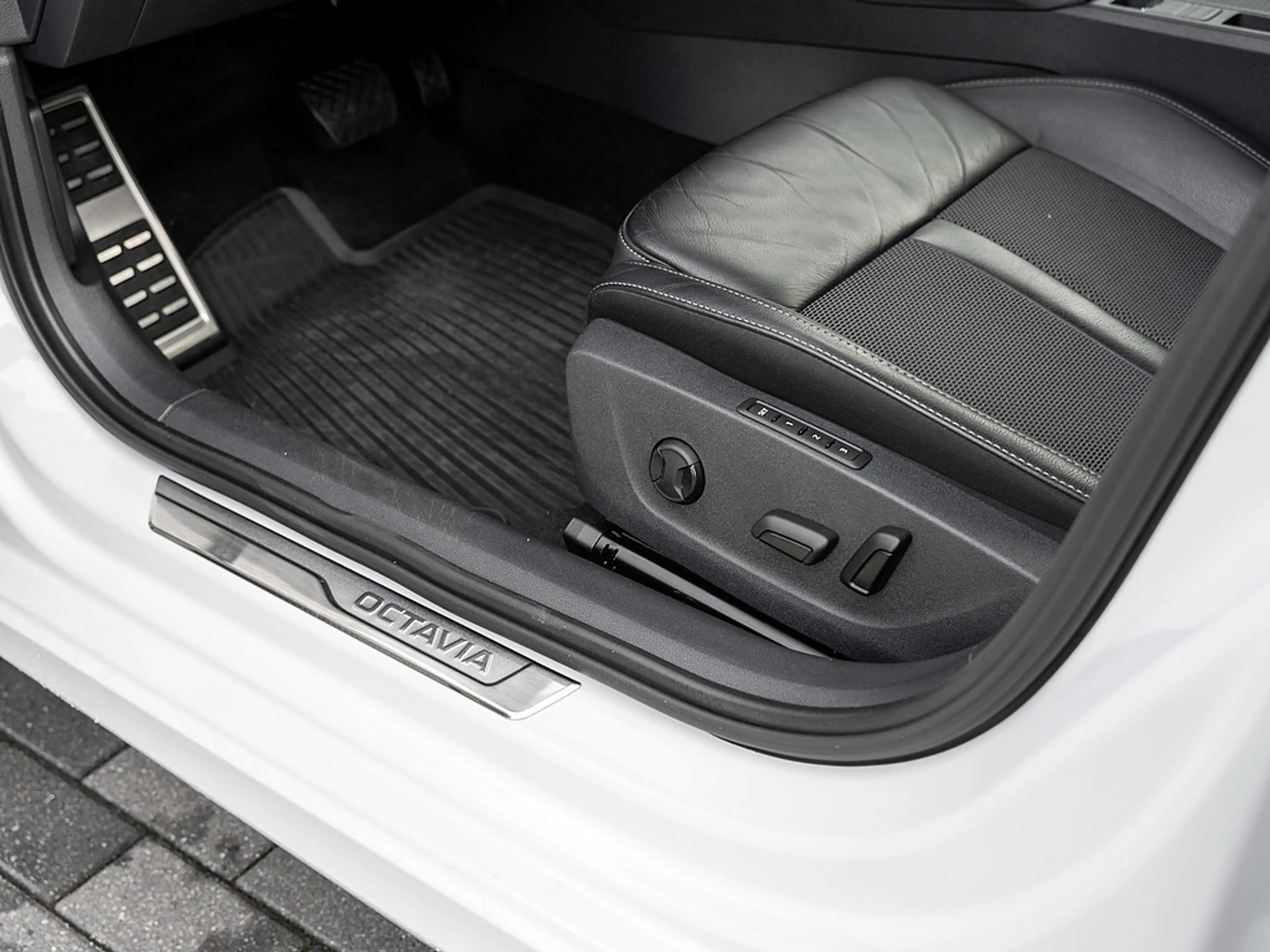 Skoda Octavia Combi 1.4 TSI iV Style AHK KAM LED — photo 15