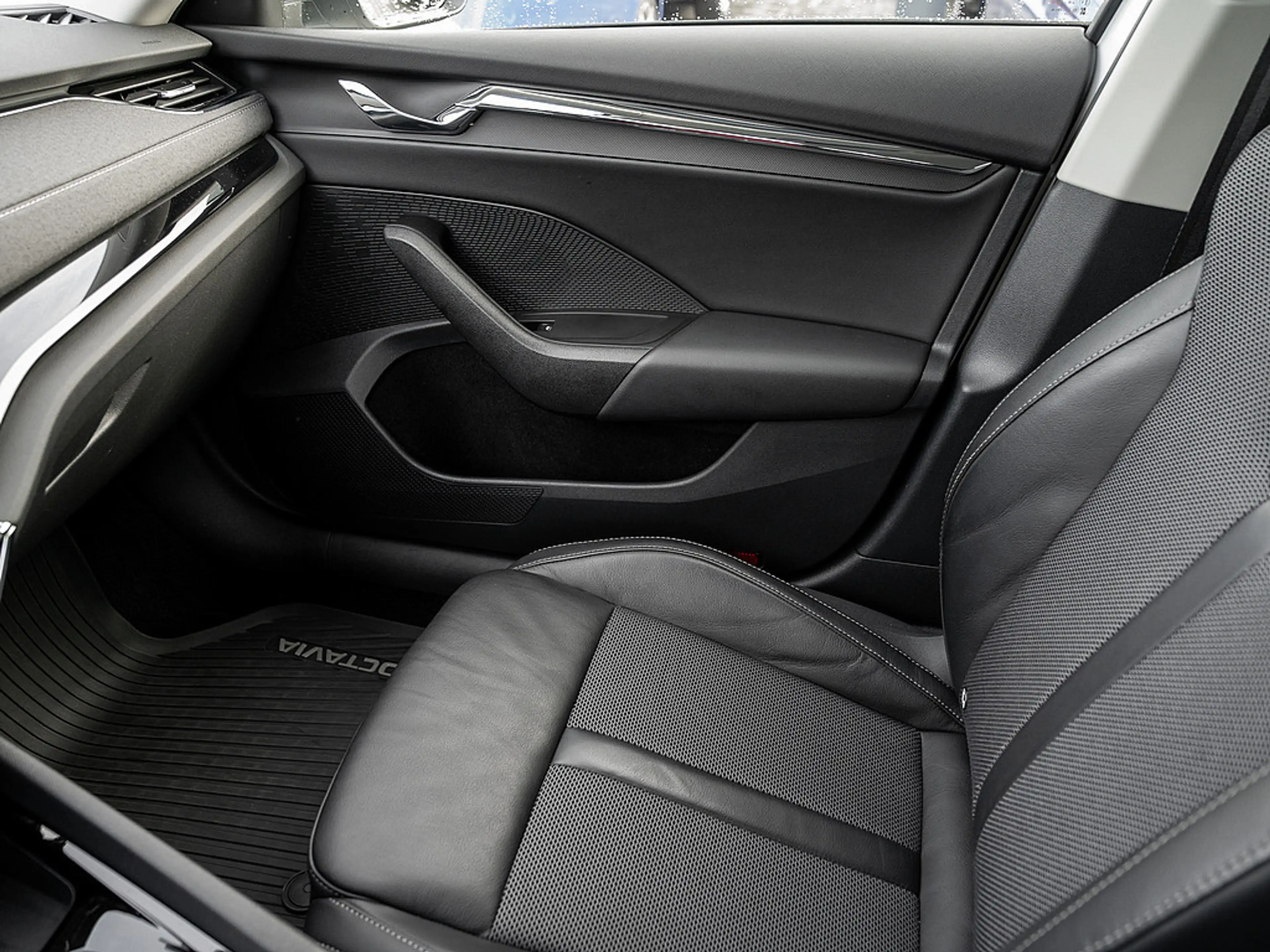 Skoda Octavia Combi 1.4 TSI iV Style AHK KAM LED — photo 11