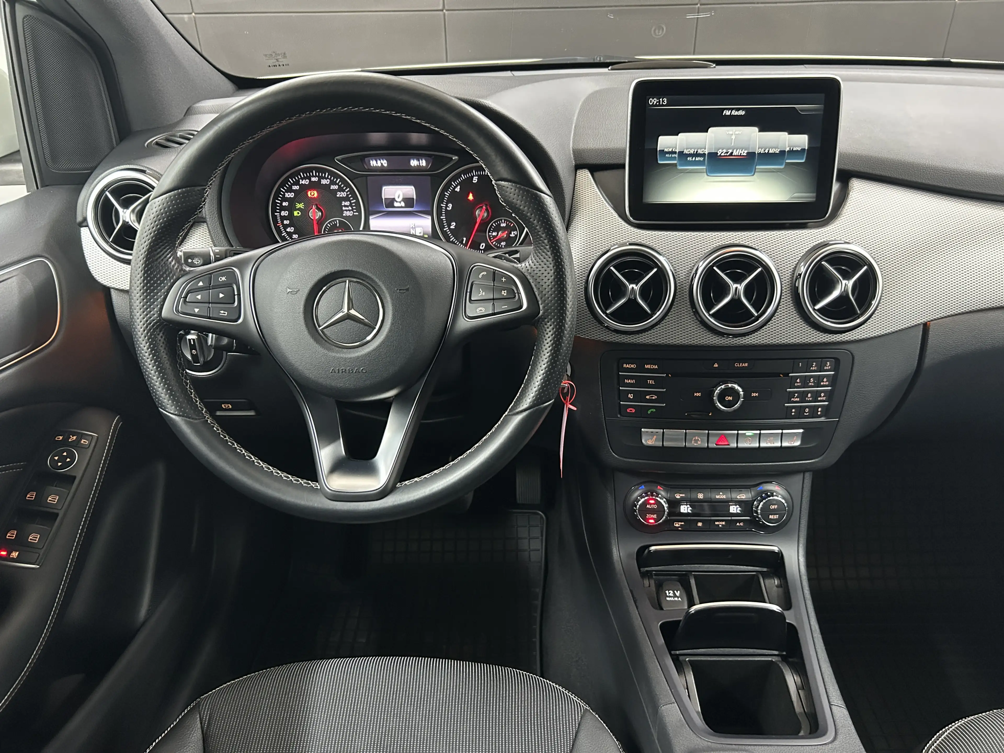 Mercedes-Benz B 180 Pano+LED+Ambiente+Temp+Navi+SHZ+BT — photo 13