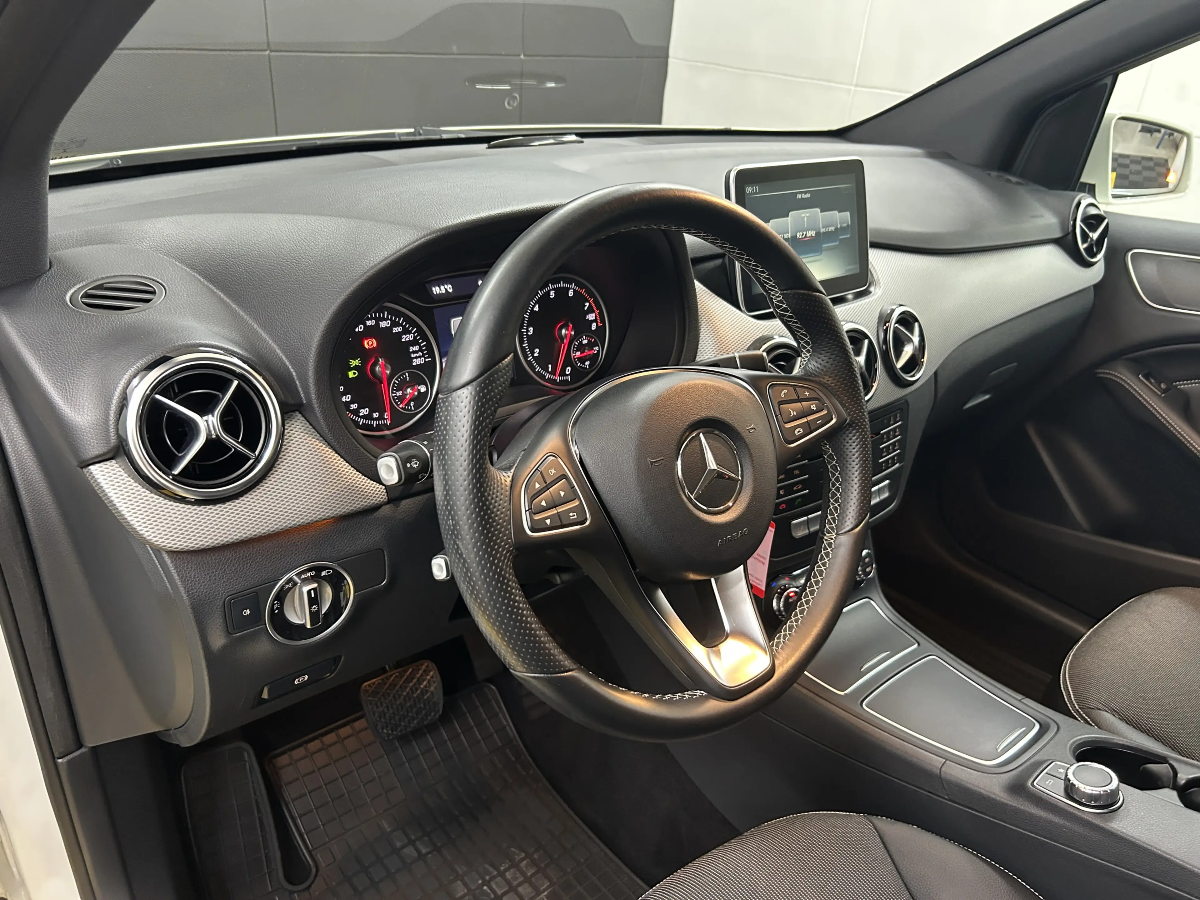 Mercedes-Benz B 180 Pano+LED+Ambiente+Temp+Navi+SHZ+BT — photo 8