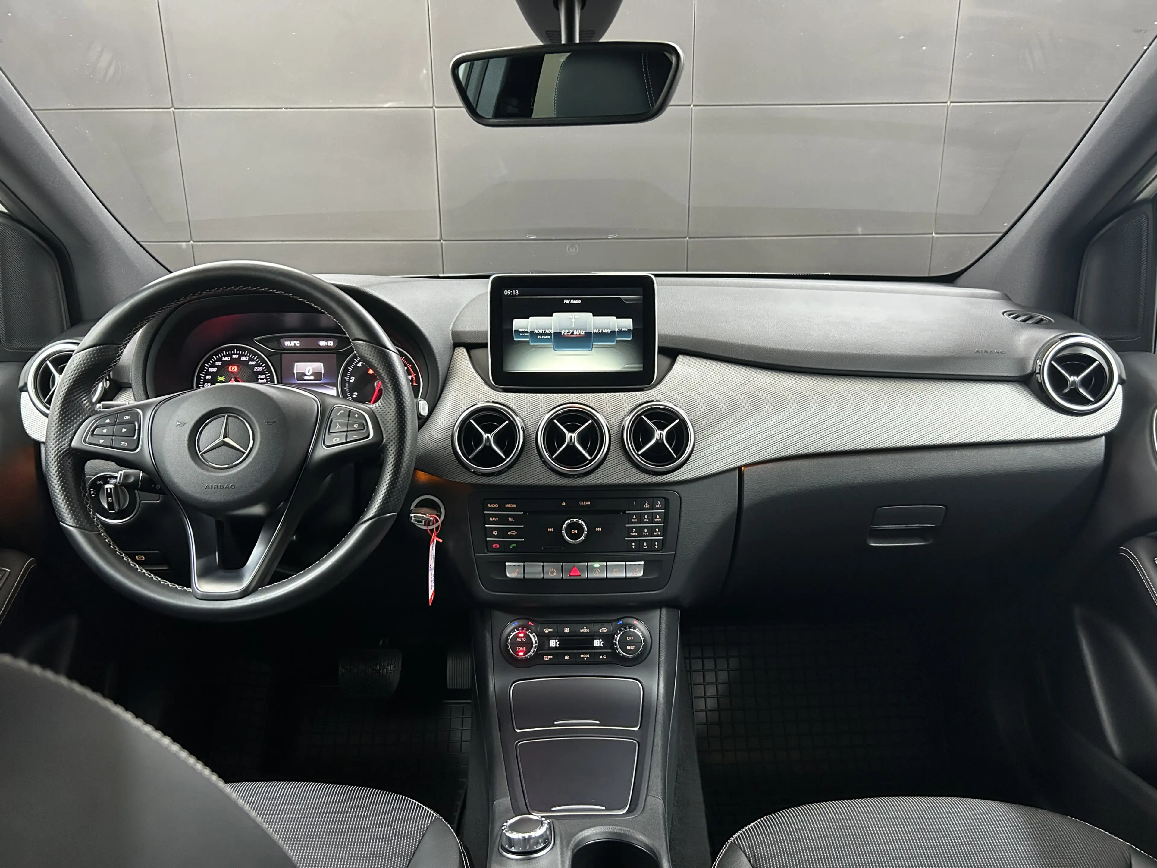 Mercedes-Benz B 180 Pano+LED+Ambiente+Temp+Navi+SHZ+BT — photo 9