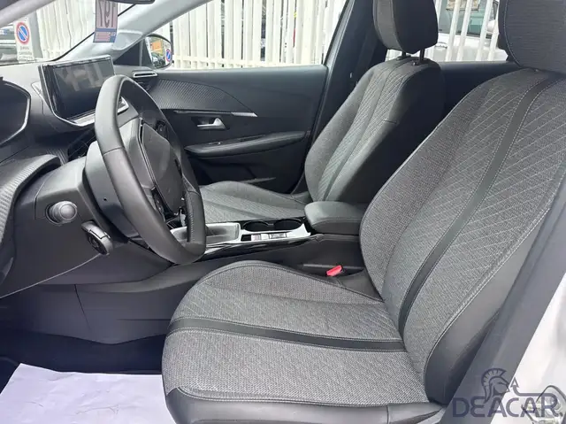 Peugeot 208 view 12