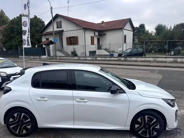 Peugeot 208 view 11